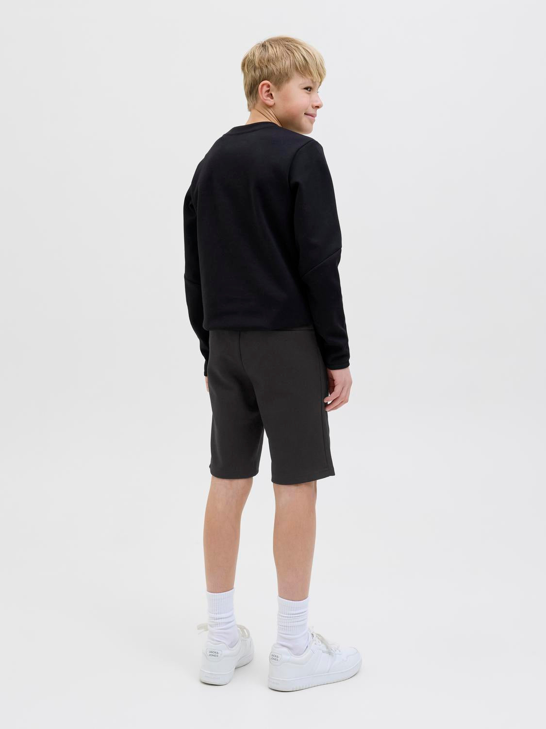 model_shot-back