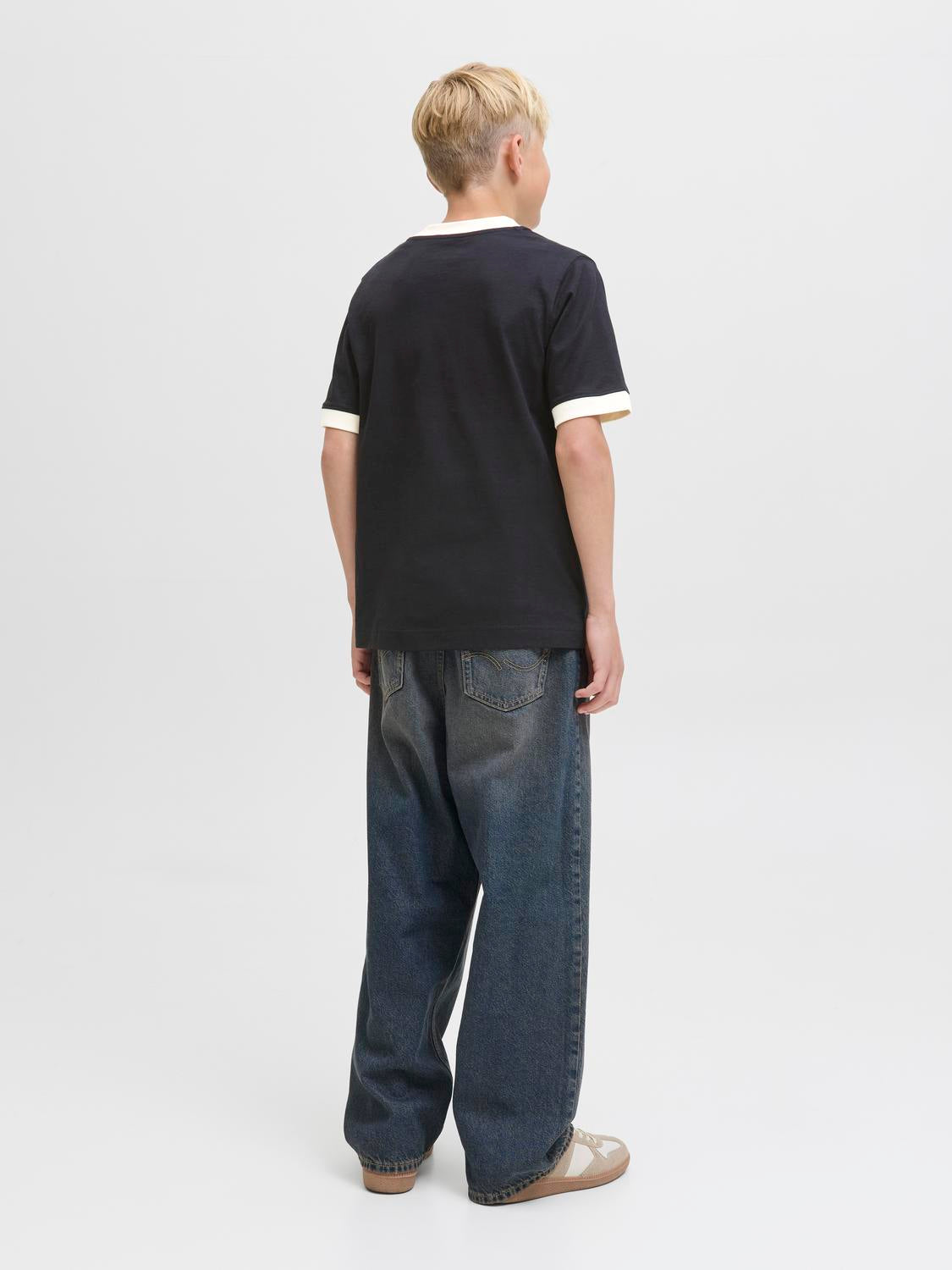 model_shot-back
