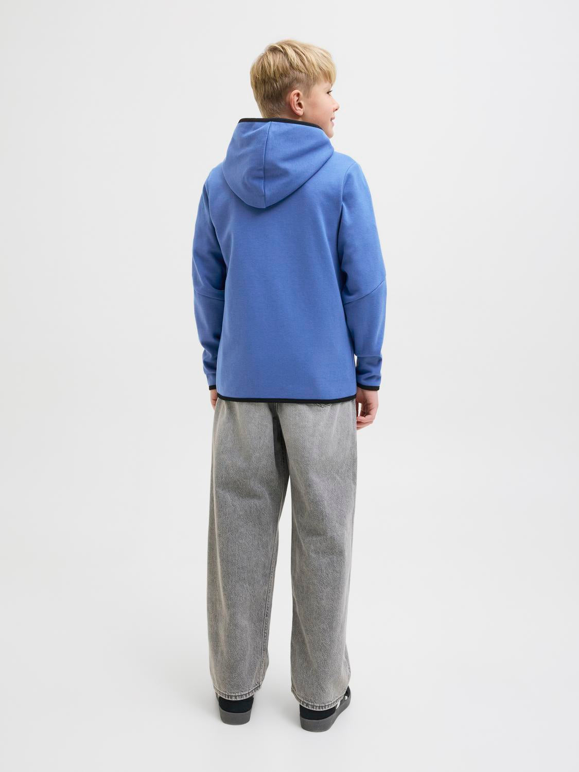 model_shot-back