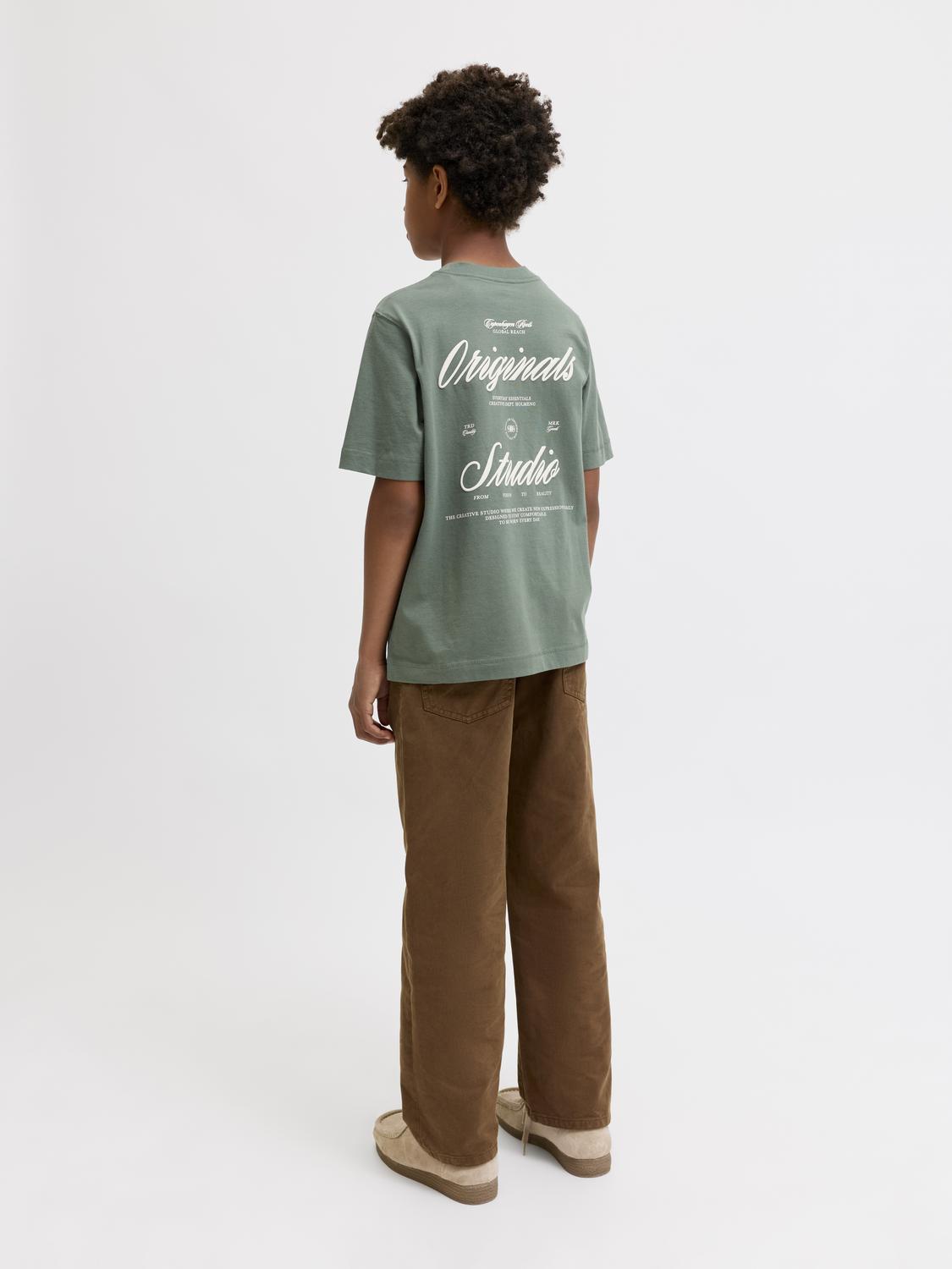 model_shot-back