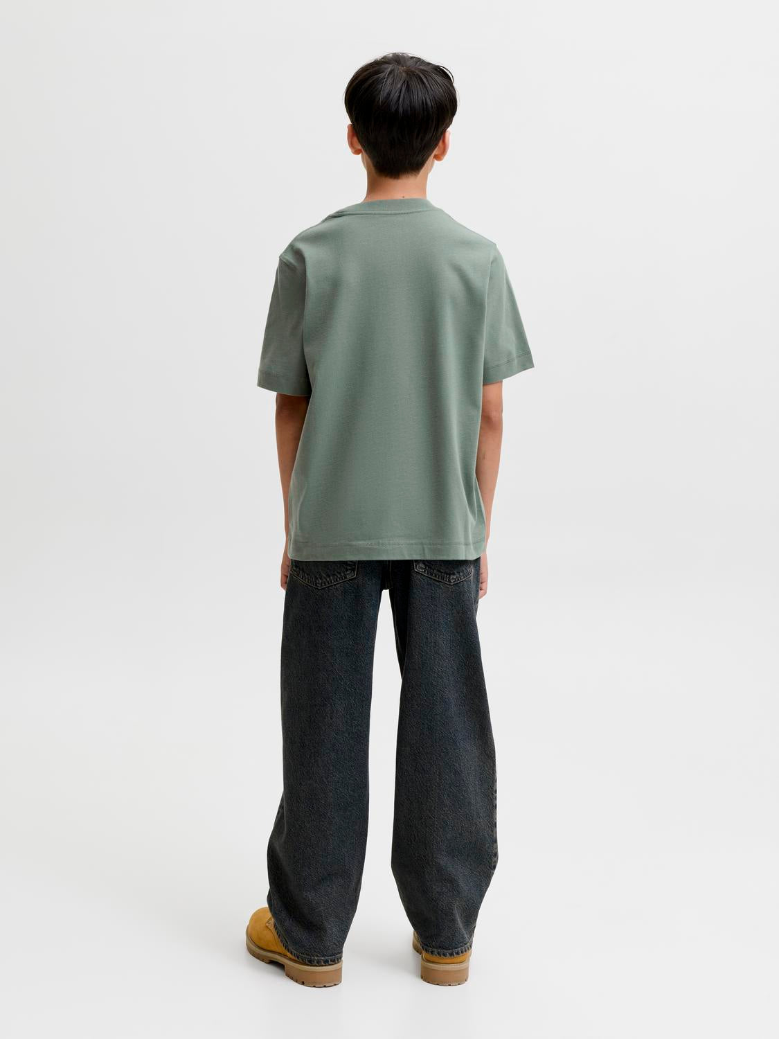 model_shot-back