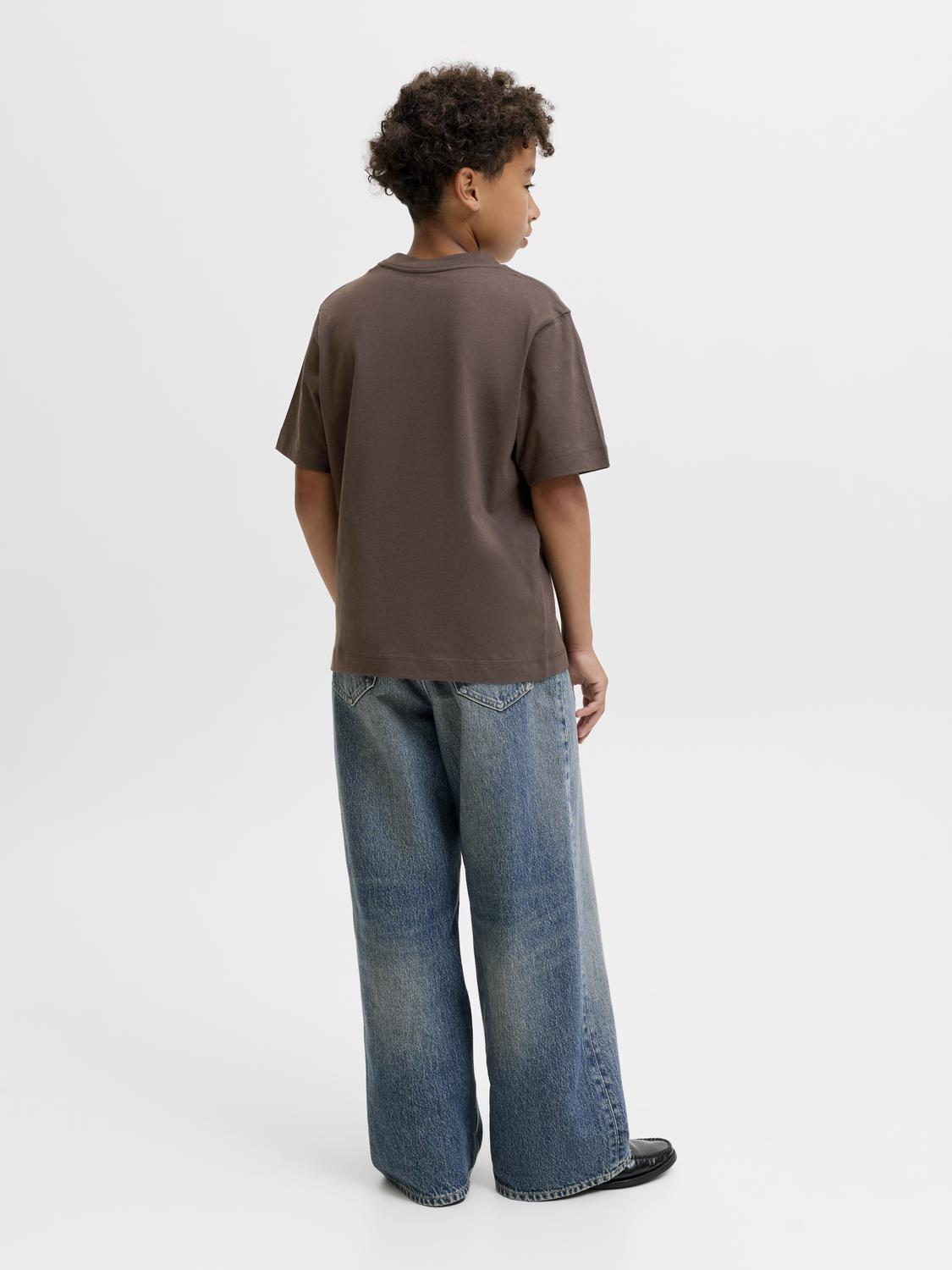 model_shot-back